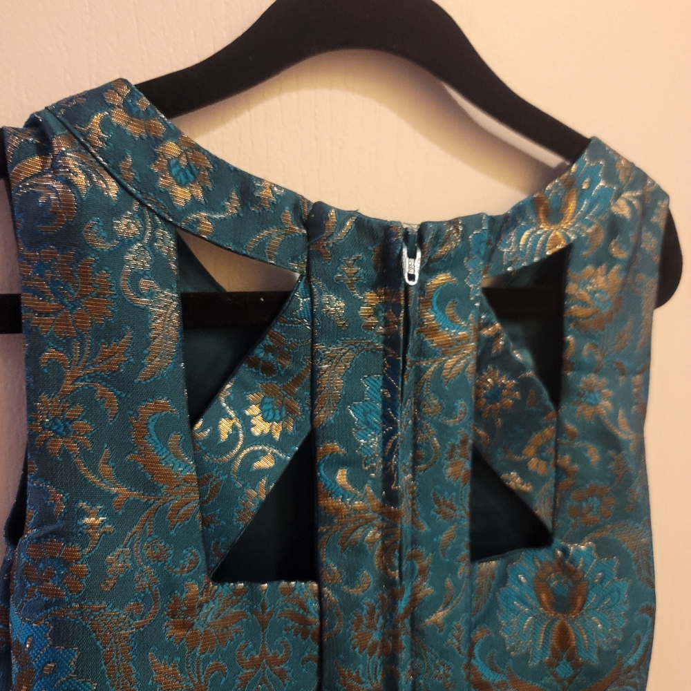 Children's place size 6 color green and gold